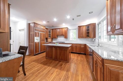 19 Walker Dr, Princeton NJ 08540-2324 exterior