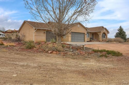 677 Chimazo Dr, Pueblo, CO 81007-2206