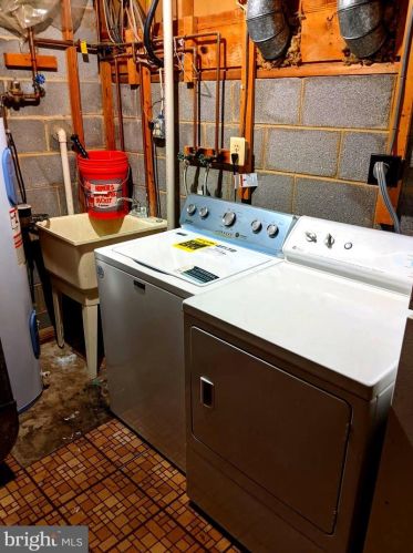 8069 Powderbrook Ln, Springfield VA  22153-2927 exterior