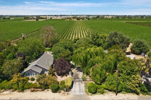 3921 Armstrong Rd, Lodi, CA 95240-9427