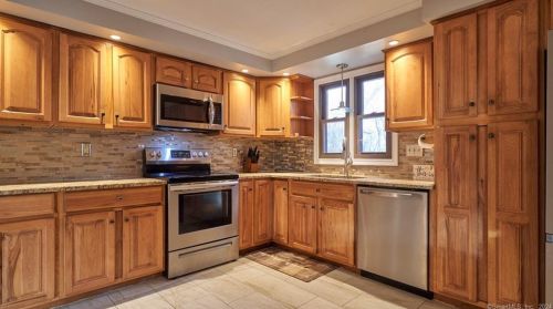 48 Center St, Windsor CT  06095-1402 exterior