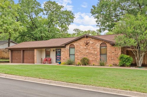 1029 Gladstone Ave, Azle, TX 76020-3619