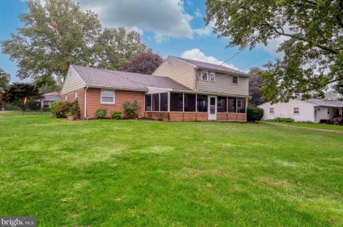 1046 Devonshire Rd, Lancaster PA  17601-1609 exterior