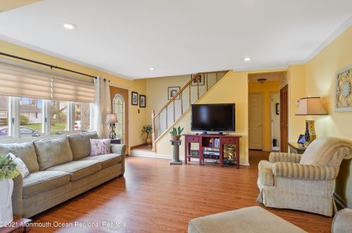 2 Hogarth St, Hazlet, NJ 07730-1915