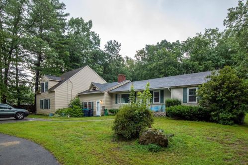 38 High St, Stratham, NH 03885-2216