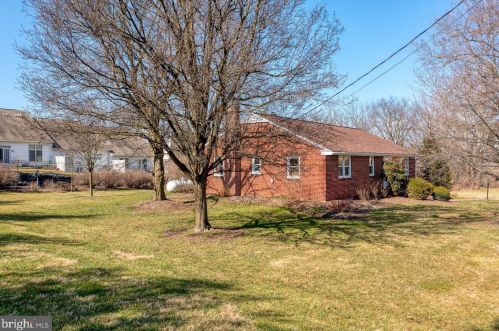 564 Lampeter Rd, Lancaster PA  17602-4010 exterior