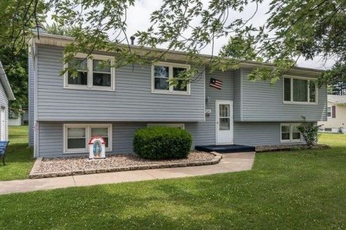 704 6th St, Cleveland, IL 61241-9798