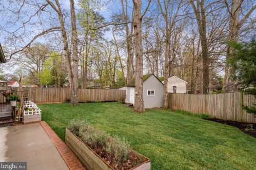 8811 Kenilworth Dr, Springfield VA  22151-1103 exterior