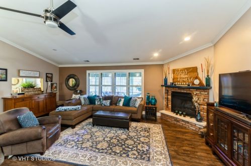 9811 Creek Rd, Palos Park, IL 60464-2645