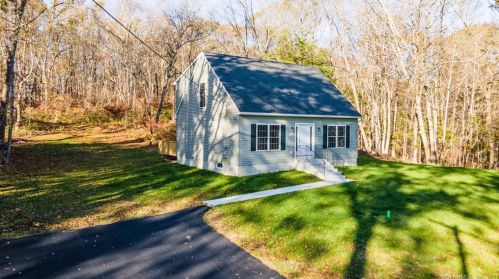 7 Applewood Dr, Gales Ferry, CT 06339-1678