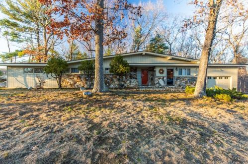 2 Parent Ct, Lincoln, RI 02865-4102