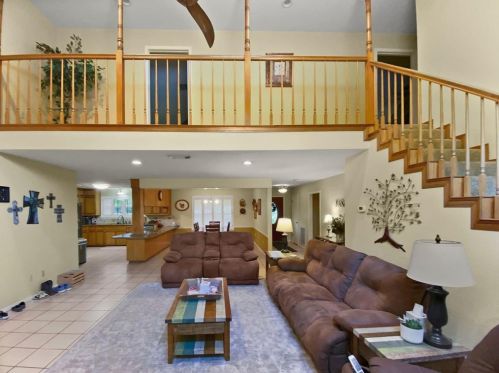 221 Pecan Est Rd, Angleton TX 77515-8463 exterior