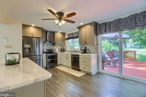 2410 Creek View Dr, Lancaster PA  17602-1450 exterior