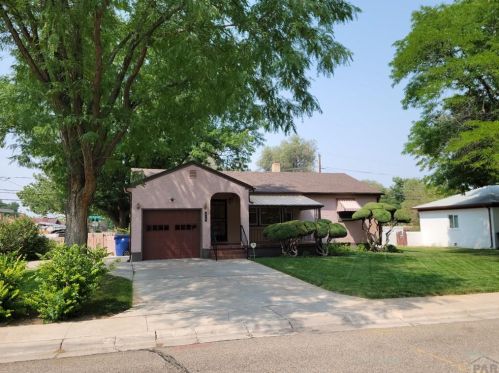 215 Kenwood Dr, Pueblo, CO 81004-1621