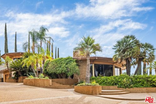 17862 Via Vallarta, Van Nuys, CA 91316-4345