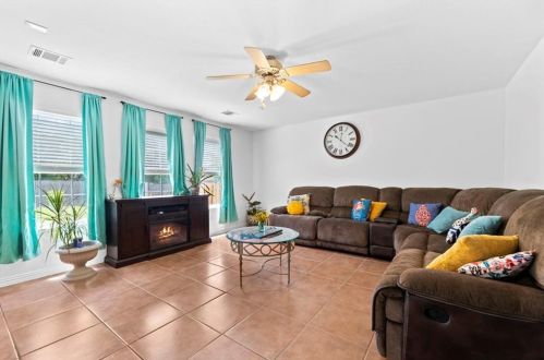 851 Brandi Cir, Uhland TX 78640-5340 exterior