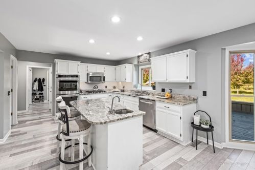 7 Crestview Dr, Oswego IL  60543-9475 exterior