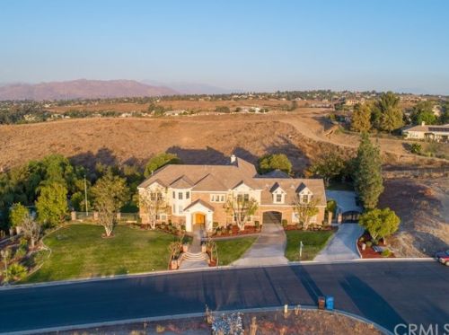 7300 Chateau Ridge Ln, Riverside CA  92506-7542 exterior