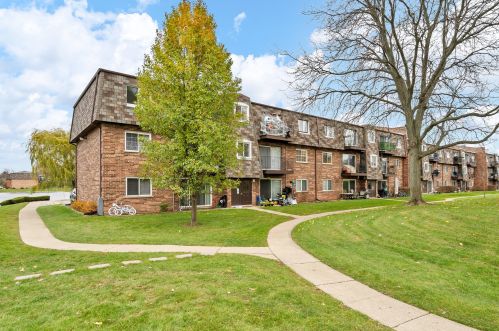 9386 Bay Colony Dr, Des Plaines, IL 60016-3769