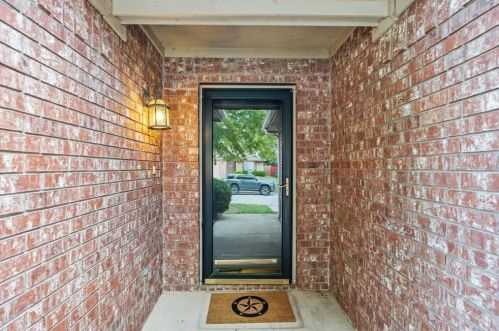 10612 Aransas Dr, Fort Worth, TX 76131-3922