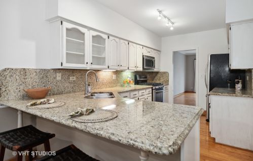 33 Stonehenge Ct, Willowbrook IL  60527-6414 exterior