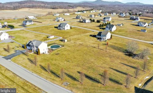 67 Tinning Ct, Hedgesville WV 25427-7367 exterior