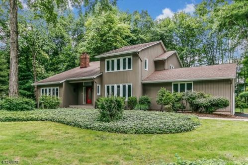 6 Puddingstone Ln, Millington, NJ 07946-1526