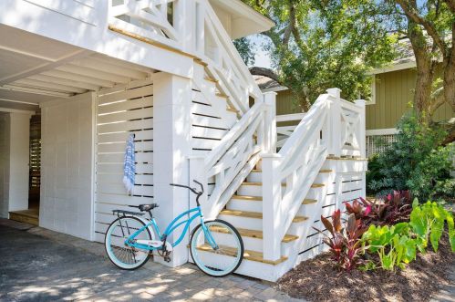 8 Ocean Park Ct, Isle Of Palms SC  29451-2244 exterior