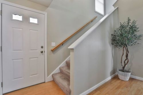 32 Barbara Ln, Hudson NH  03051-3770 exterior