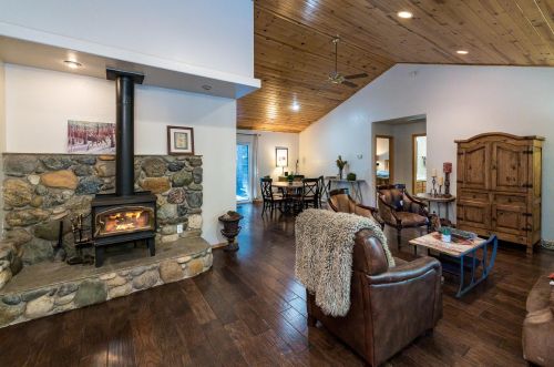 13977 Copenhagen Dr, Truckee CA  96161-6633 exterior