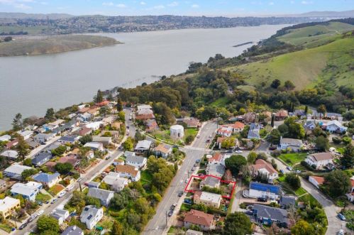223 Pomona St, Crockett, CA 94525-1545