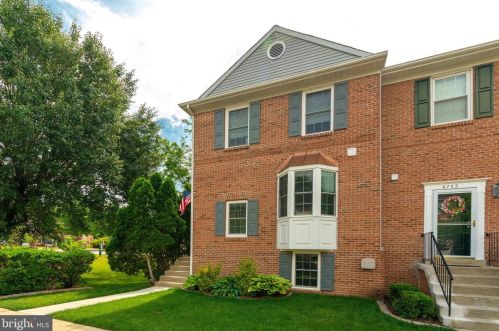 6743 Cardinal Woods Ct, Lorton, VA 22079-1356