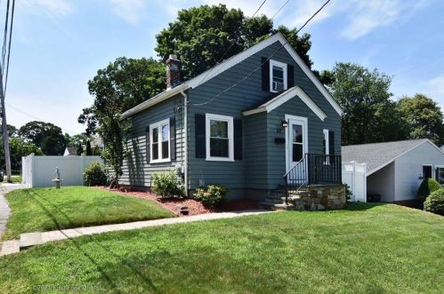 52 Towanda Dr, Providence, RI 02911-3526