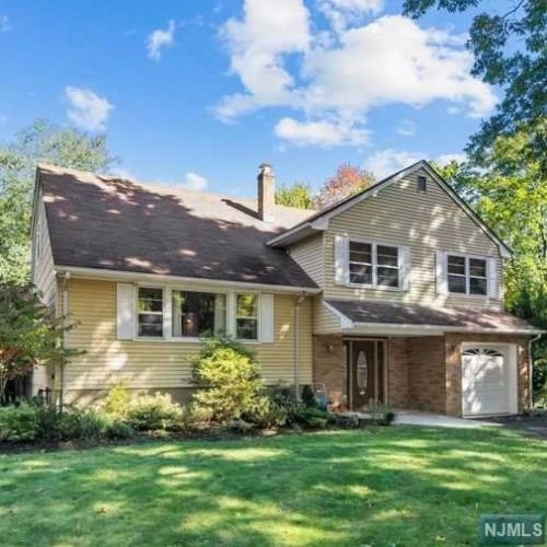 38 Kennedy Cir, Closter, NJ 07624-1407