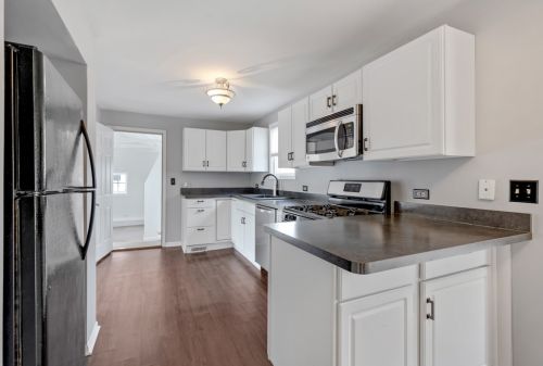 106 Mill Ave, Pingree Grove, IL 60140-9432