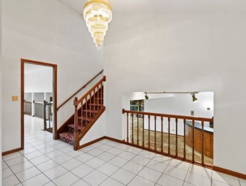 8401 Park Ave, Willowbrook IL 60527-6343 exterior