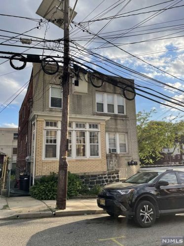 236 Oakdene Ave, Cliffside Park, NJ 07010-2205