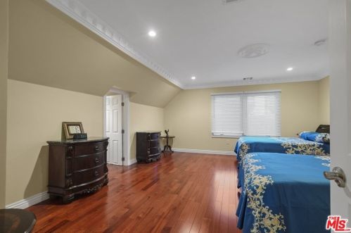 2417 Glenoaks Blvd, Glendale CA  91206-3027 exterior