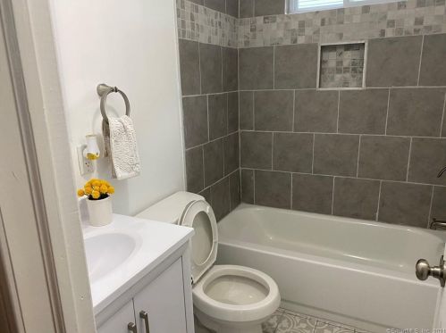 15 Saville St, Windsor CT  06095-4450 exterior