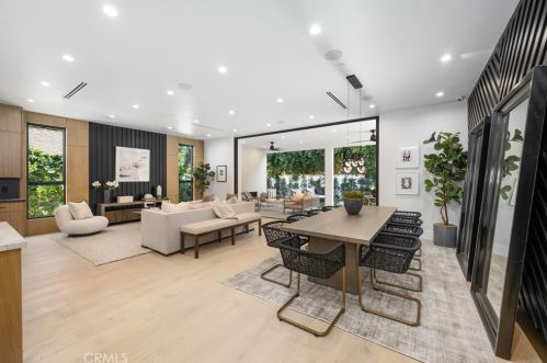 15442 Camarillo St, Van Nuys CA  91403-1039 exterior