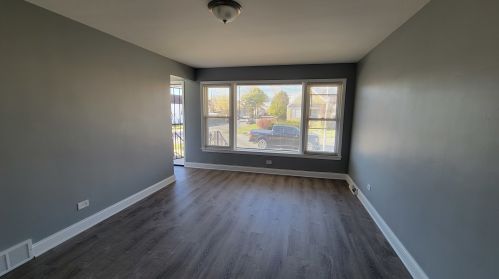 6559 Bell Ave, Chicago, IL 60645-5411