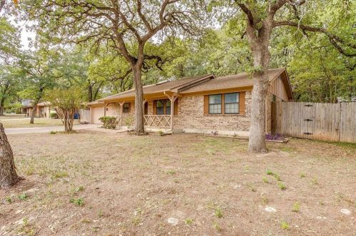 921 Rosebud Dr, Azle, TX 76020-2453