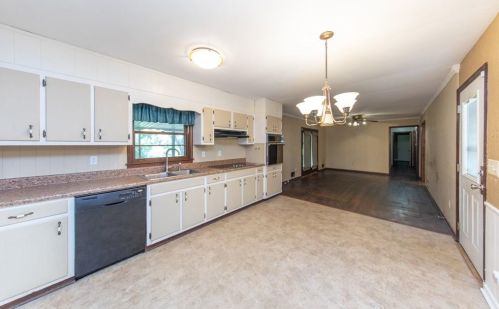 704 Old Tucker Rd, Stone Mountain, GA 30087-2822