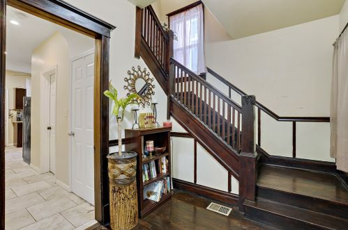 7748 Burnham Ave, Chicago, IL 60649-4702