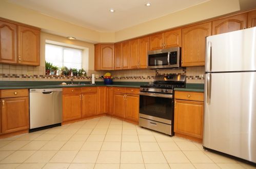 671 Legends Dr, Carol Stream, IL 60188-3400