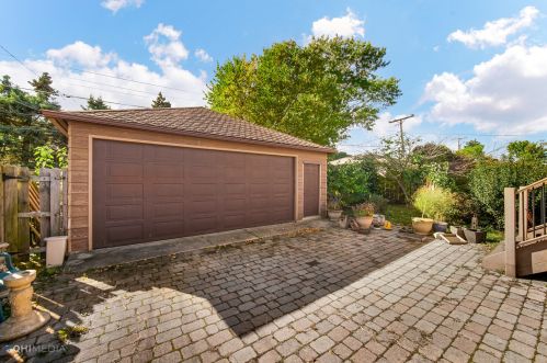 7103 Keeney St, Niles IL  60714-3039 exterior