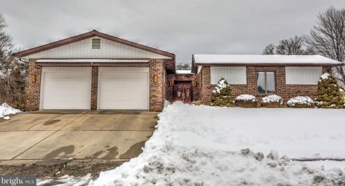 438 Holly Dr, Ephrata, PA 17522-1638