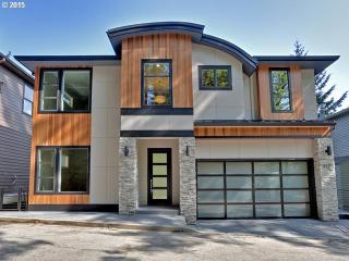 3127 Champlain Dr, Portland, OR 97205-5877