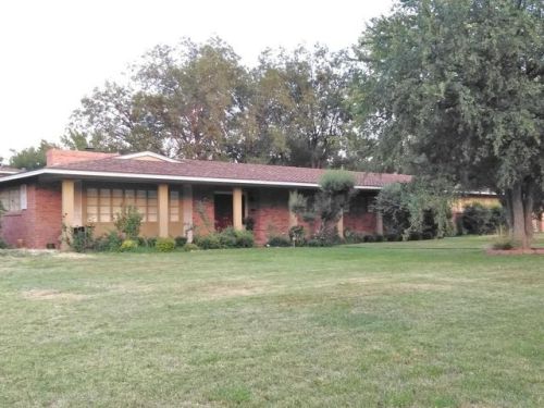1212 Zephyr St, Plainview, TX 79072-6120