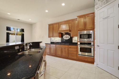 2453 Gardenstone Pl, Manteca, CA 95336-5110